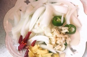 洋葱炒鸡胸肉的做法