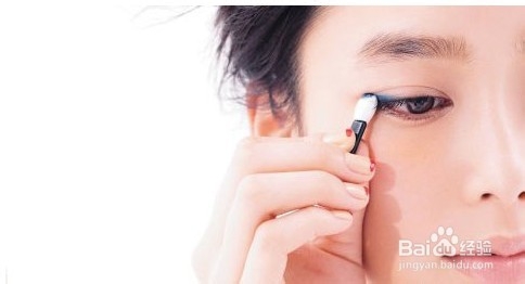 眼影清新换季 效仿T台流行蓝眼妆