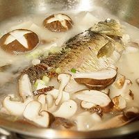 九段香香菇豆腐鲫鱼汤的做法步骤