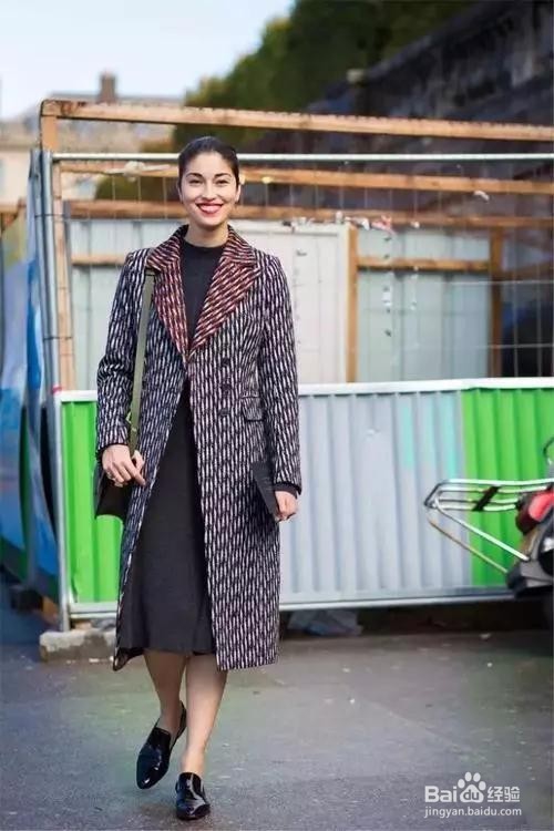 王凯丽长大衣里面套裙子,竟然这么好看!