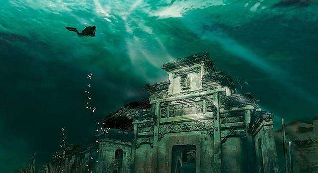 盗墓笔记第一章里面几个人去挖血尸墓，最后那个人晕倒以后看到的怪脸是谁