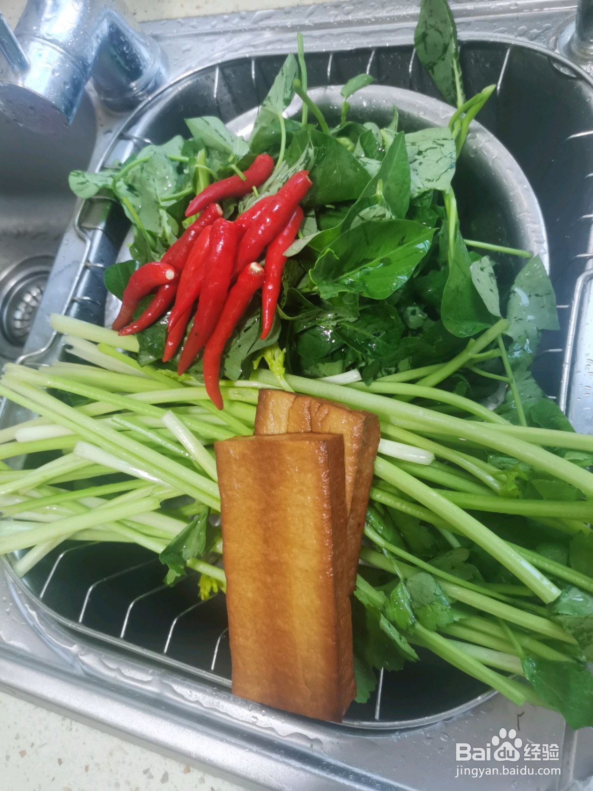 香芹炒腊香干的做法