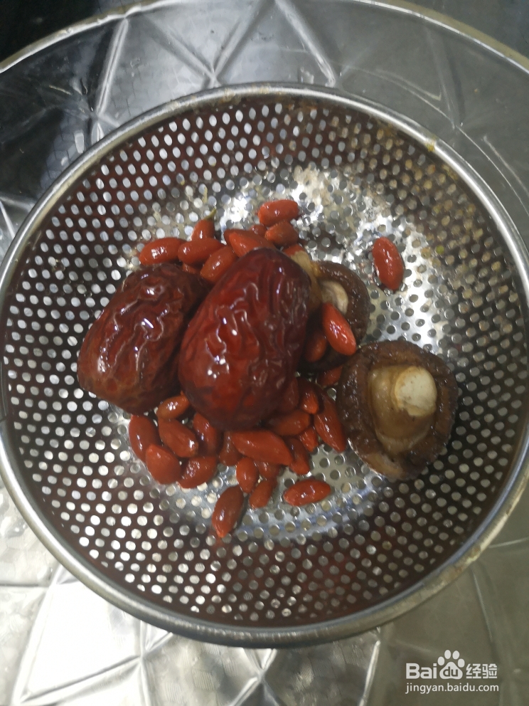 味美鲜香的炖鸡汤党参当归红枣枸杞香菇