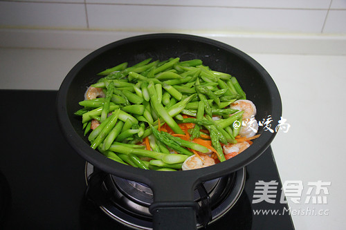 芦笋虾球的做法