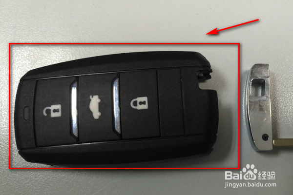 如何用遥控钥匙锁住汽车车门呢？