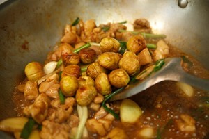 板栗烧鸡的做法