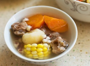 怎么做美味的胡萝卜玉米炖龙骨汤