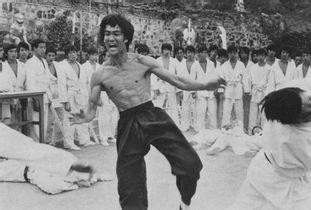 李小龙背阔肌锻炼方法