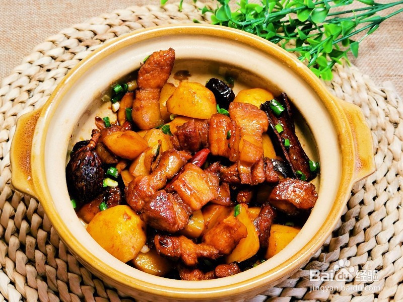 五花肉炖土豆的做法