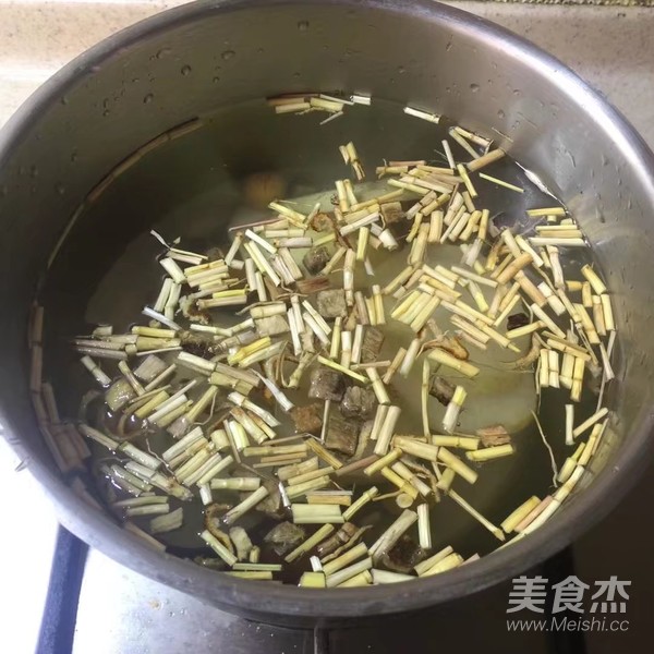 茅根雪梨水的做法