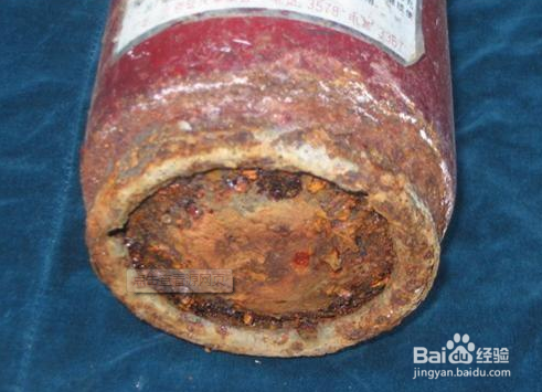 如何检查并使用干粉灭火器