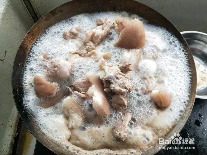 酸豆角炖猪尾巴
