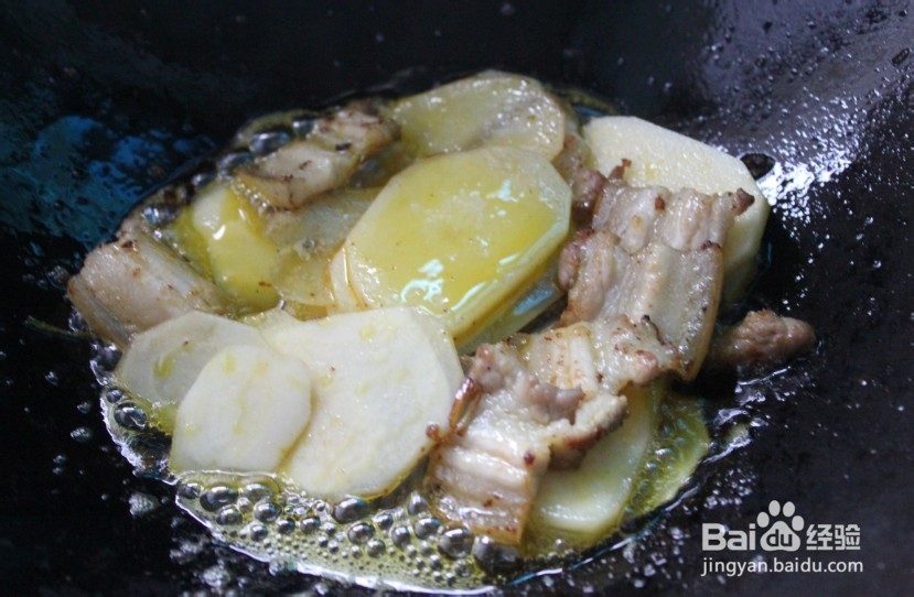 五花肉炒土豆