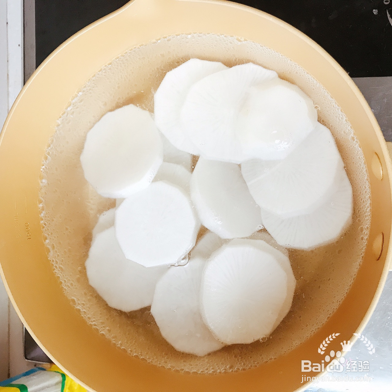 萝卜开小会排骨汤的做法