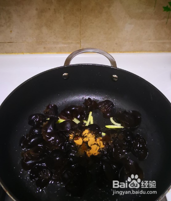 美味木耳炒蒜苗