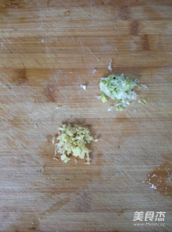 油爆小河虾的做法