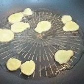 制作海皇蟹黄干捞粉丝煲