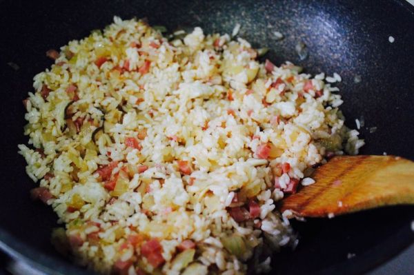 卷心菜香肠炒饭