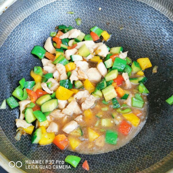 孩子爱吃的彩椒炒鸡丁