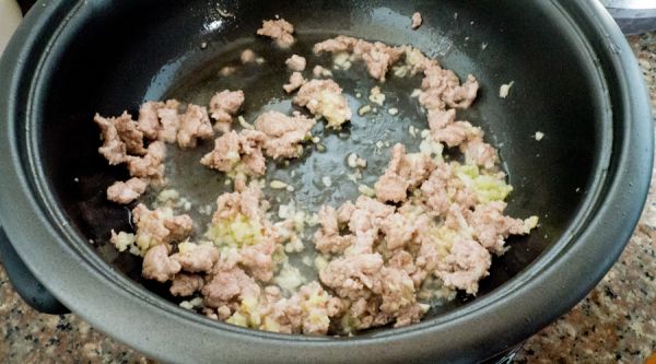 凉拌肉沫金针菇