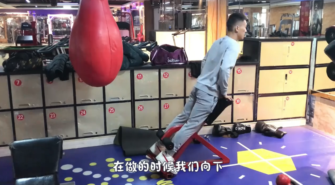 如何用山羊椅增强背部力量