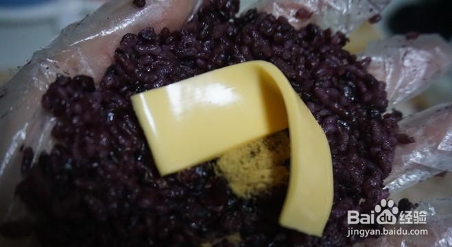 简单做有胃口的紫米肉松饭团