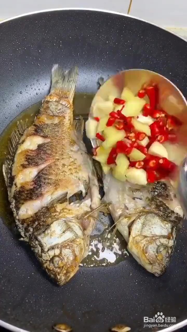 如何制作香辣红烧鲫鱼