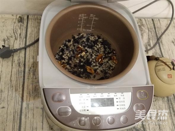 黑米黑豆薏仁粥(乌发养生粥）