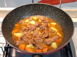 土豆焖牛腩的做法