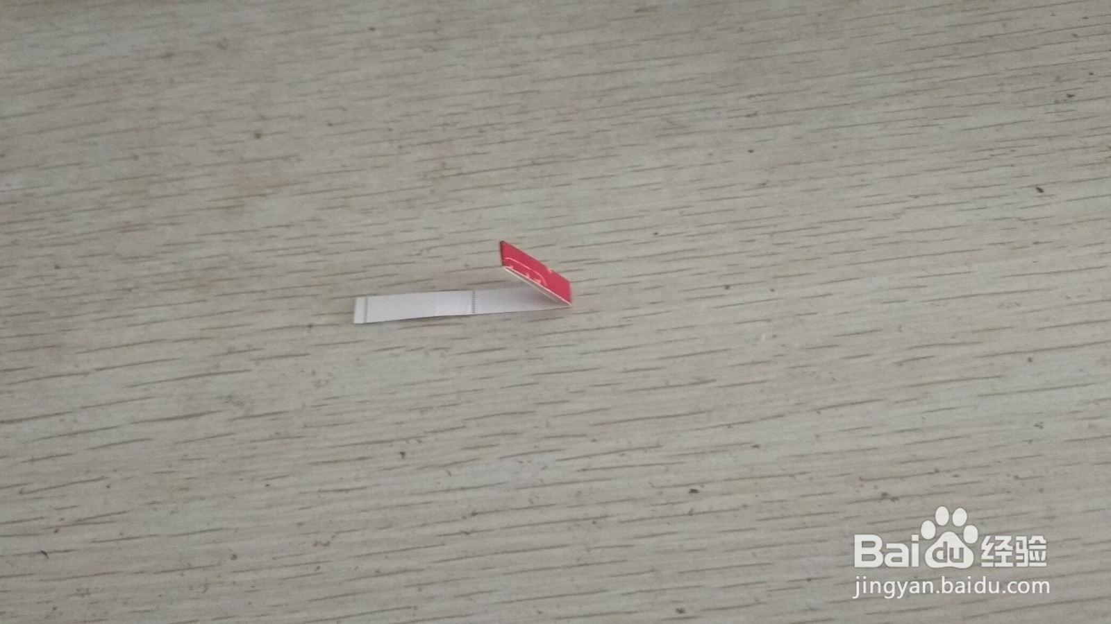 如何用一个细长的硬卡纸做简易的手机的支架