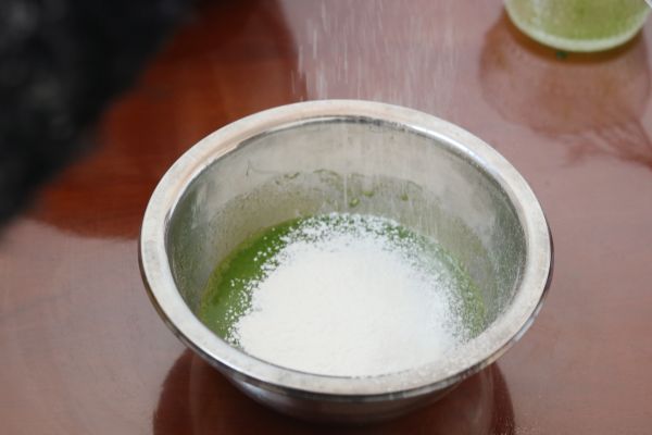 菠菜草莓奶油卷