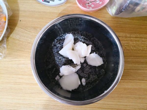 双色黑芝麻汤圆