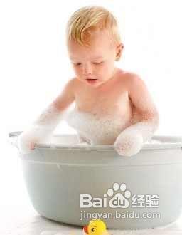 给宝宝洗澡有助提高IQ