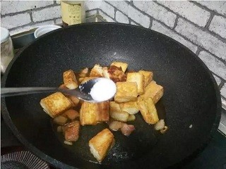 五花肉炖豆腐怎么做？