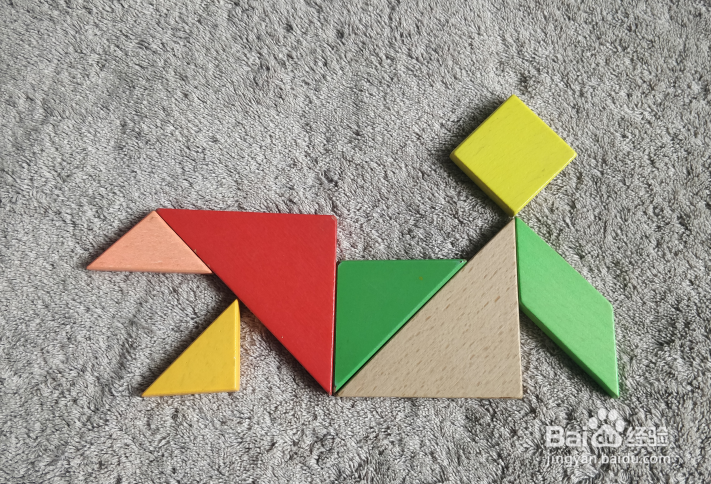 用七巧板怎样拼一个腹部向上爬行比赛的选手呢？