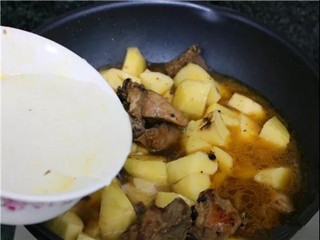 土豆焖排骨怎么做？