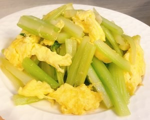 养生食补西芹炒鸡蛋的做法