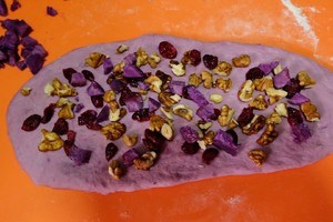 紫薯坚果粒软面包