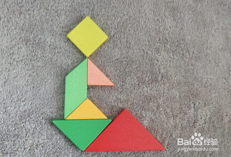 用七巧板怎样拼一个坐船尾的男士