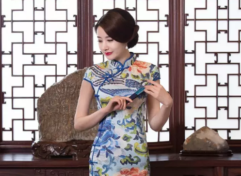 旗袍是什么族的服饰