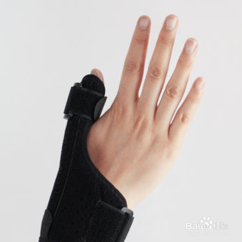 写字护指绷带缠笔上还是手上