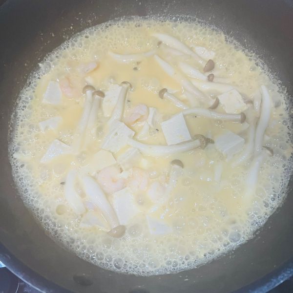 金汤虾仁豆腐煲
