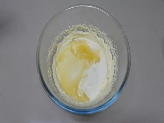 加入酸奶和吉利丁溶液,搅拌均匀.