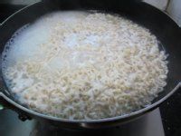 教大家肉片菜心炒面的做法