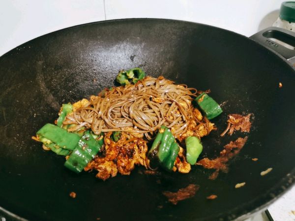 鸡蛋青椒荞麦面