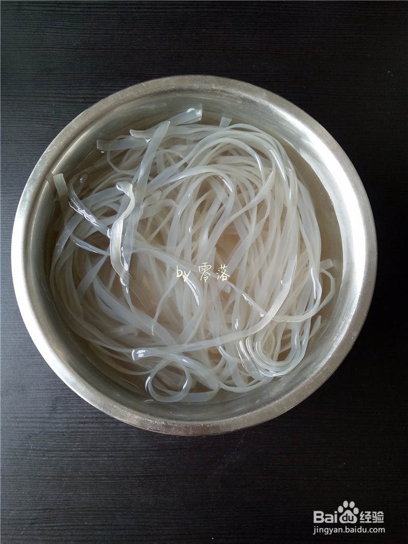 五花肉炖粉条——五花肉粉条一起炖，香惨了！