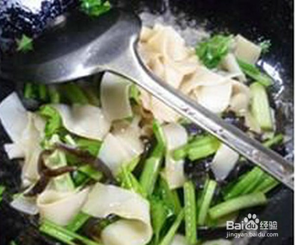 黑木耳香芹炒饺子皮