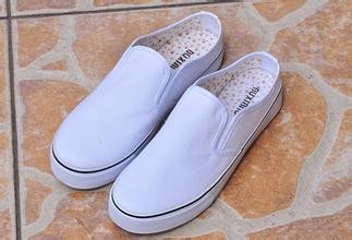 如何清洗白色的鞋子