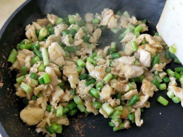 鸡胸肉炒蒜苔丁