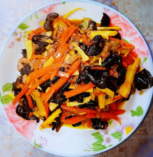 肉炒竹笋丝胡萝卜木耳